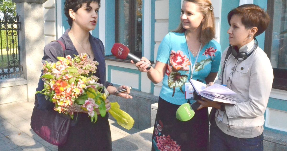 Студентка Києво-Могилянської академії Дарина Степаненко під час спланованої акції проти Дмитра Табачника, вліпила міністрові освіти ляпаса букетом хризантем.