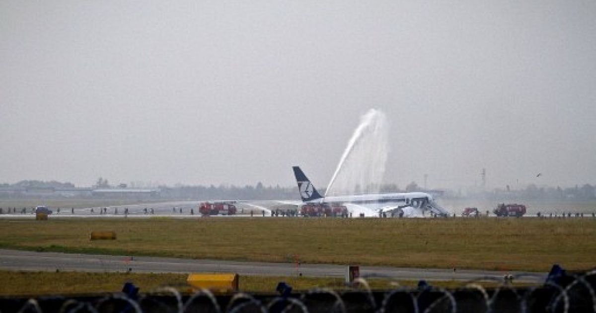 Літак польської авіакомпанії LOT "Boeing-767" здійснив аварійну посадку без шасі в аеропорту Варшави / © AFP