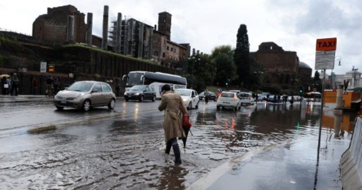 Сильний дощ затопив Рим