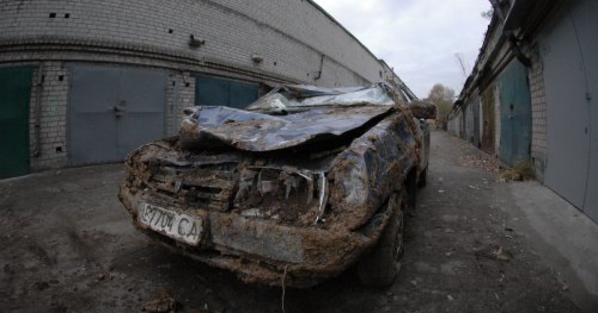 У Дніпрі зсув грунту розтрощив десятки гаражів та пошкодив підземний водопровід. / © УНІАН