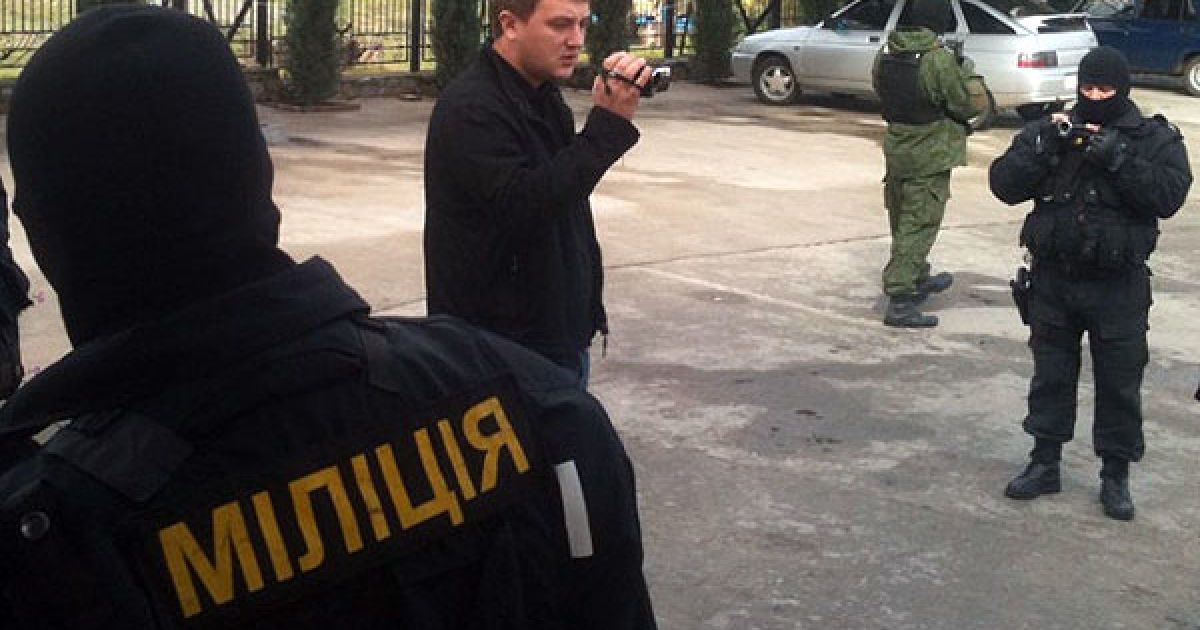 Євген Суслов в оточені міліції