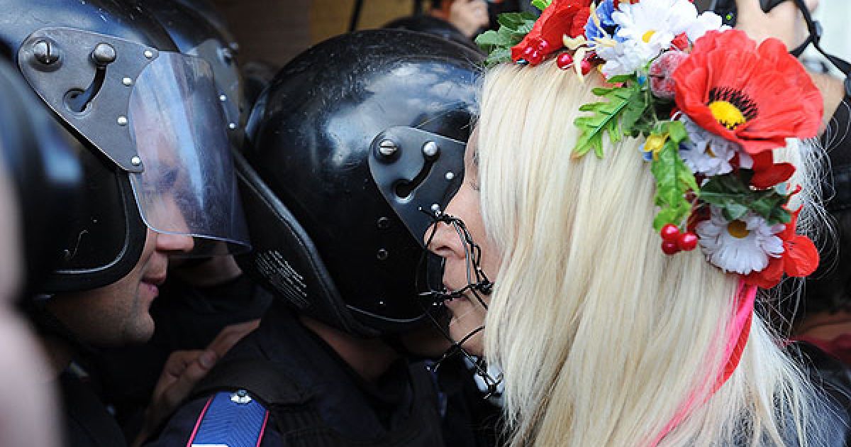 Акція FEMEN "Кусючі цицьки" перед Печерським судом в Києві / © Жіночий рух FEMEN