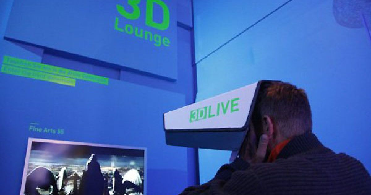 Німеччина, Берлін. Чоловік тестує 3D-монітор під час відвідування ярмарку побутових товарів IFA в Берліні. / © AFP