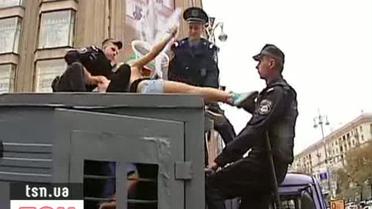 Обнаженные FEMEN штурмом брали автозак под Печерским судом