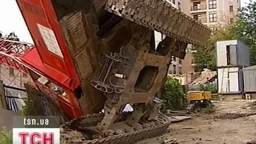 Строительный кран в центре города упал на крышу жилого дома
