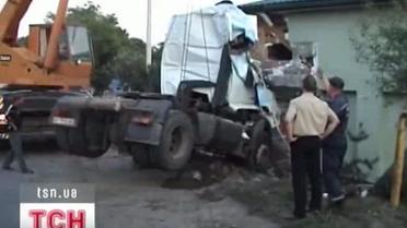 В Черновцах фура въехала в жилой дом