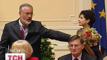 Студентка букетом замахнулась на министра образования Дмитрия Табачника