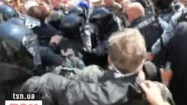 Афганцы с чернобыльцами разгромили двери Рады