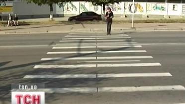 В Житомире водитель легковушки сбил на пешеходном переходе маму с 10-месячным малышом