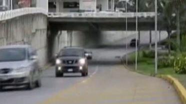 В Мексике нашли два автомобиля с изуродованными трупами