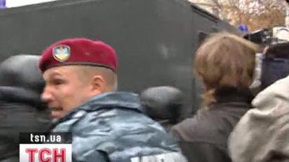 Протестувальники спокійно відпустили автозак Тимошенко