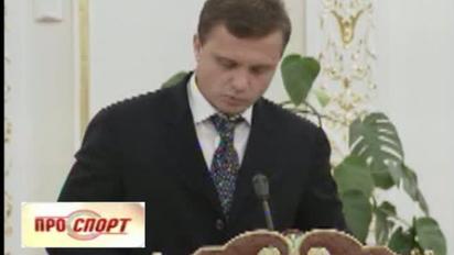 Янукович обмінявся подарунками з боксерами
