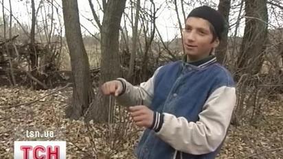 Маленький хлопчик знайшов автомат...бойовий