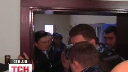 Афганці "замурували" в своєму офісі міліціонерів і податківців