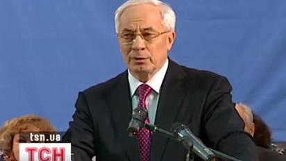 Азаров відчитав учителів за негідників з яєчнями на Вічному вогні