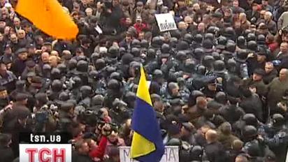 Чорнобильці пішли в рукопашний на "Беркут" прямо під дверима Ради