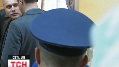Тимошенко вивели з зали суду без наручників - вона помахала на прощання