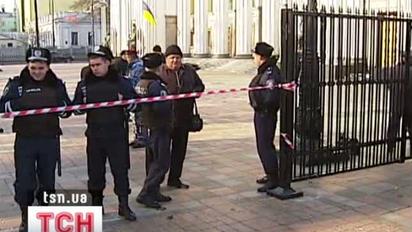 Біля Ради паркан замінили міліцією