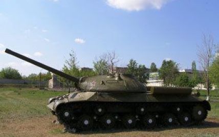 Чиновника спіймали на спробі продати танк-пам'ятник