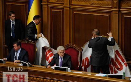 БЮТ зупинив роботу Ради, щоб не голосувати за звільнення Тимошенко