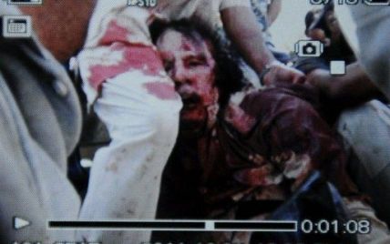 Скривавлене тіло Каддафі привезли в Місрату