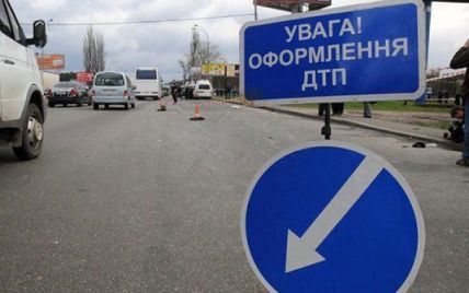 На Донетчине молдовский микроавтобус врезался в дерево: пятеро погибли, 16 пострадали