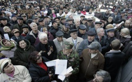 Під Кабміном знов зібрались кілька сотень чорнобильців