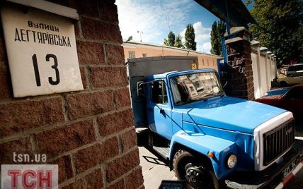 Співробітник Лук'янівського СІЗО ніс в'язню спиртне і гаджети