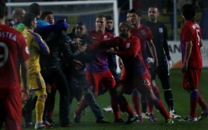 Фанати-варвари зірвали футбольний матч у Румунії (відео)