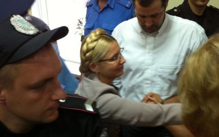 Тимошенко вивели з зали суду без наручників - вона помахала на прощання
