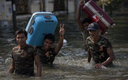 МЗС радить українцям не потикатися до затопленого Таїланду