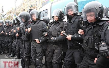 Протестувальники спокійно відпустили автозак Тимошенко