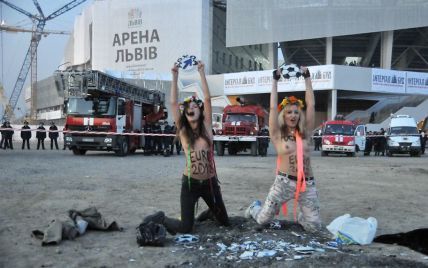 Оголені FEMEN не пускали VIPів на відкриття "Арени Львів" (відео)