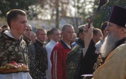 В українській армії збираються ввести посаду священика-капелана