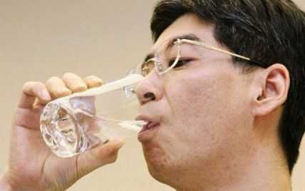 Японський чиновник на спір випив води з калюжі на АЕС "Фукусіма"