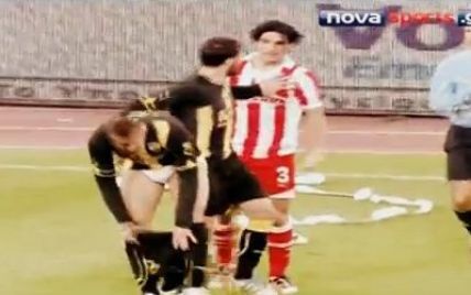 Французький футболіст стягнув труси із суперника під час матчу (відео)
