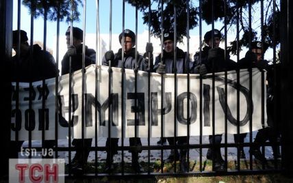 Чорнобильці протестують під Кабміном, а під Радою за ніч відновили паркан