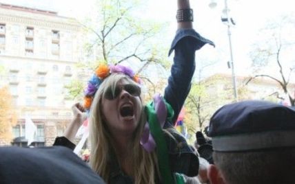 FEMEN засіли на ЦУМі з гаслом: "Ю и Я - одна уйня"