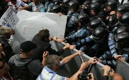 Пенсіонери ледь не розірвали мера Черкас через пільги