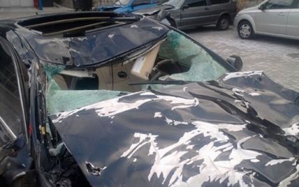 У Криму корови забуцали шикарний Lexus до невпізнання (фото)