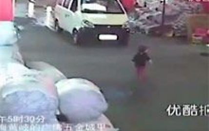 Дворічну дівчинку двічі чавили машини, а перехожим було все одно (відео)