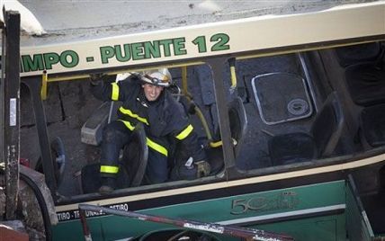 В Аргентині двоповерховий автобус упав у глибокий яр, 11 загиблих