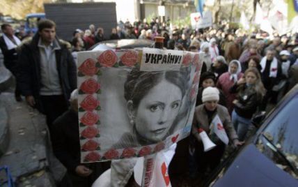 Прихильники Тимошенко зламали ворота біля суду
