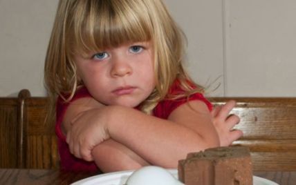 У США дівчинка зі збоченим апетитом їсть цеглу і лампочки