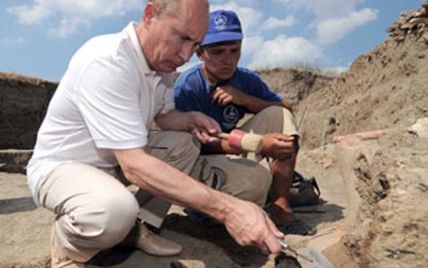ЗМІ пригадали професії Путіна: археолог, стоматолог, водолаз
