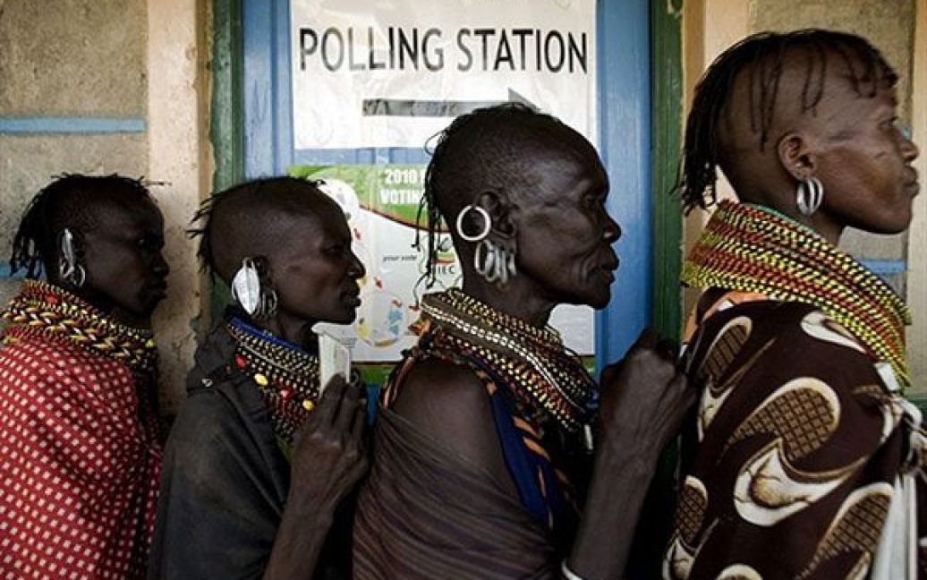Кенія, Лойангалані. Жінки з племені Туркана стоять у черзі до виборчої дільниці у місті Лойангалані, північний захід Кенії. У країні почався загальнонаціональний референдум щодо запропонованої нової конституції, яка має зробити владні інституції у країні більш демократичними. Крім того, нова конституція має забезпечити жорсткі умови, аби запобігти повторенню у країні кривавого післявиборчого хаосу 2007-2008 рр. / © AFP