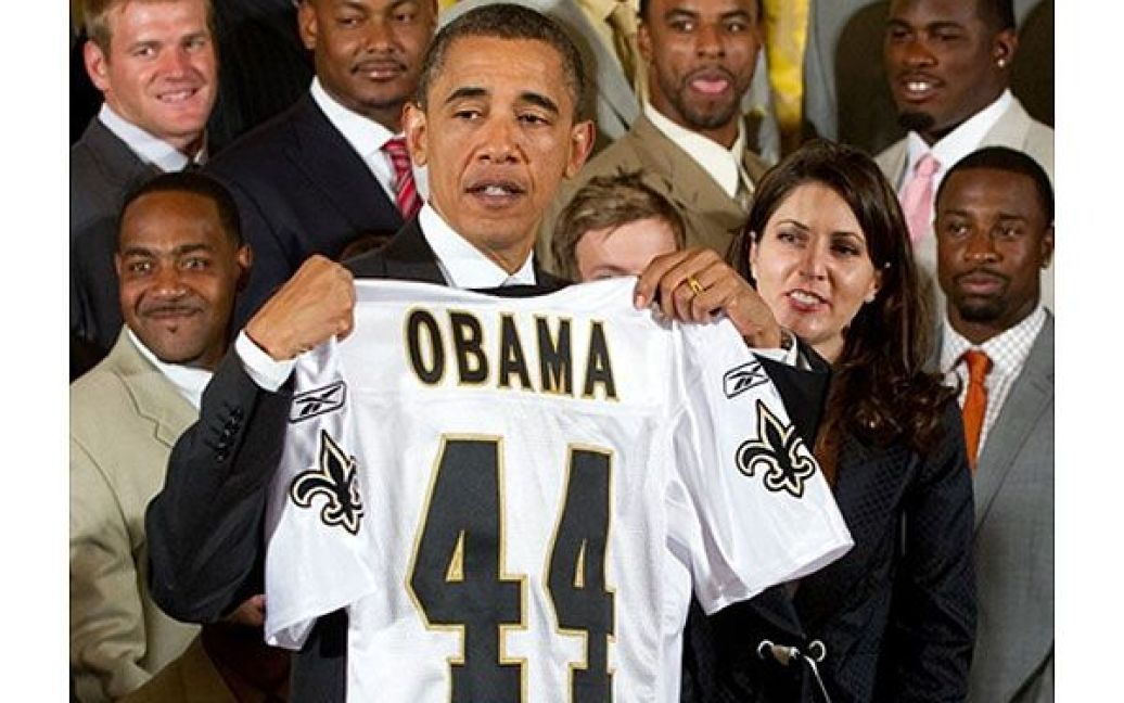 США, Вашингтон. Президент США Барак Обама тримає спортивну сорочку (джерсі), яку йому подарували під час урочистого заходу на честь чемпіонів Суперкубку 2010 "New Orleans Saints", який відбувся у Східному залі Білого дому у Вашингтоні. / © AFP
