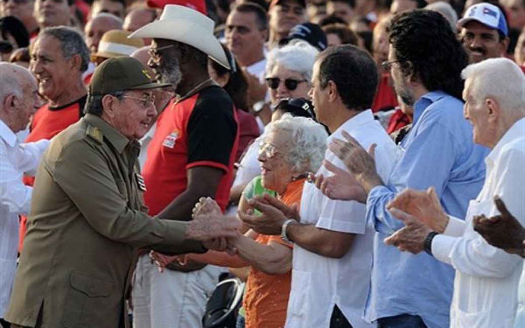 Президент Куби вітається із людьми на площі Че Гевари у Санта-Кларі під час святкування 57-ої річниці нападу на казарми Монкади, який дав початок Кубинській революції. / © AFP