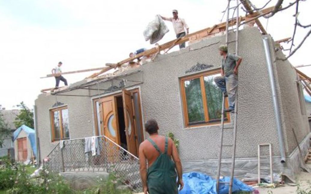 З деяких будинків бурею не тільки зірвало даху, але й пошкодило стіни. / © УНІАН