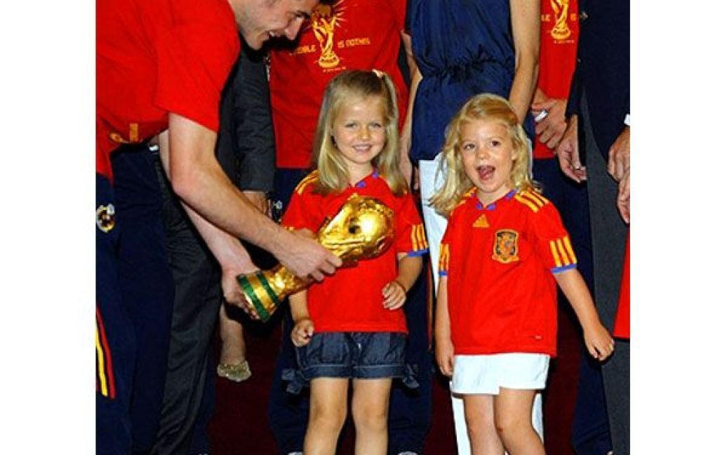 Капітан збірної Іспанії Ікер Касільяс передає Кубок світу принцесам Леонорі та Софії. / © AFP